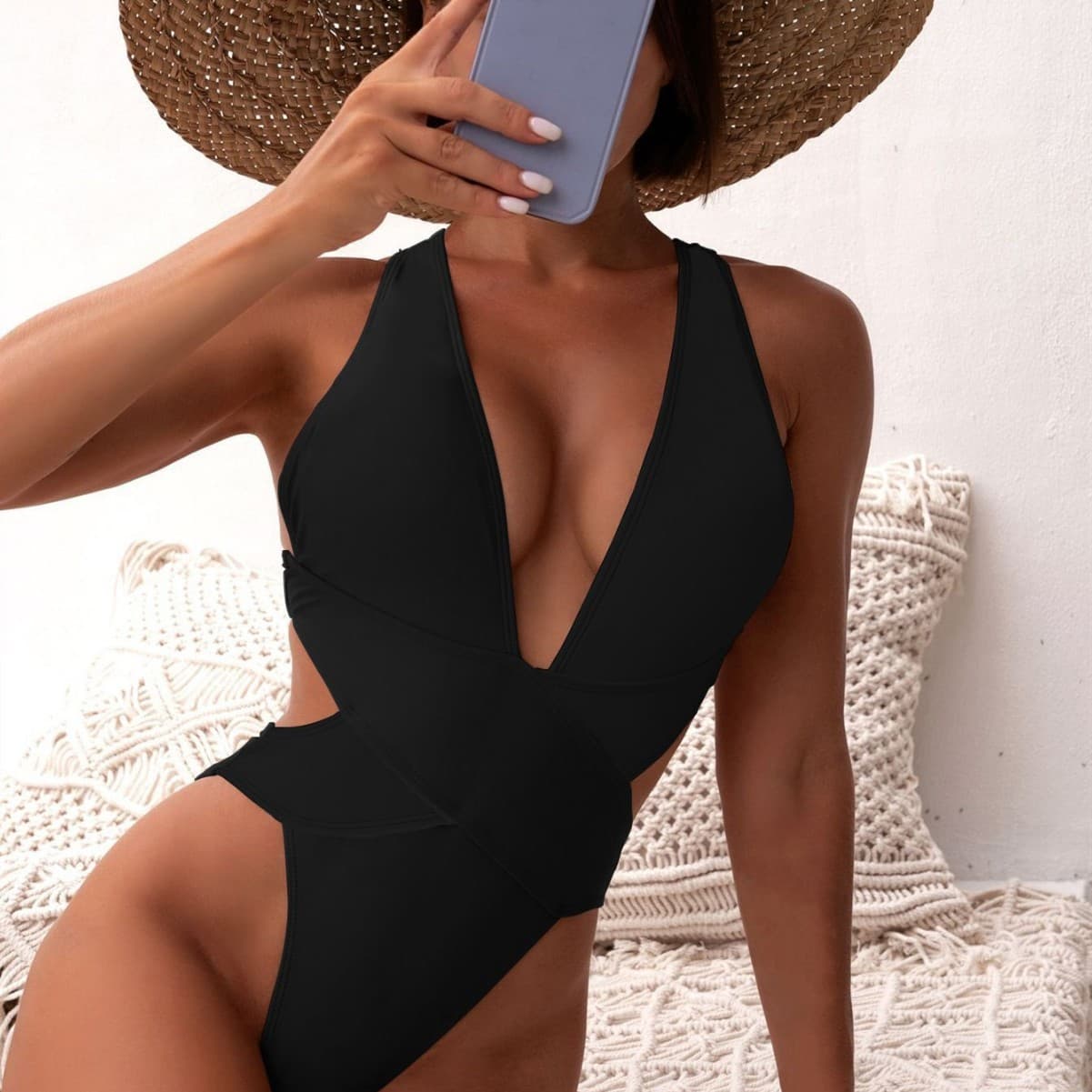 Cut-out-Badeanzug mit V-Ausschnitt